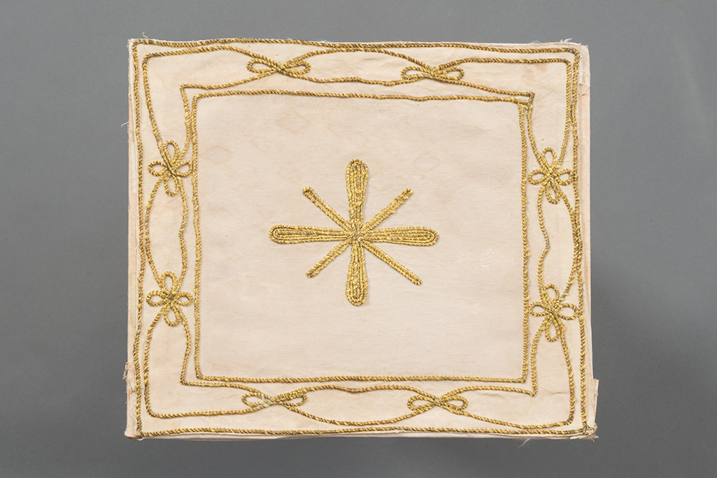 Croce, Fiori (borsa del Corporale, elemento d'insieme) - ambito italiano (prima metà XX)