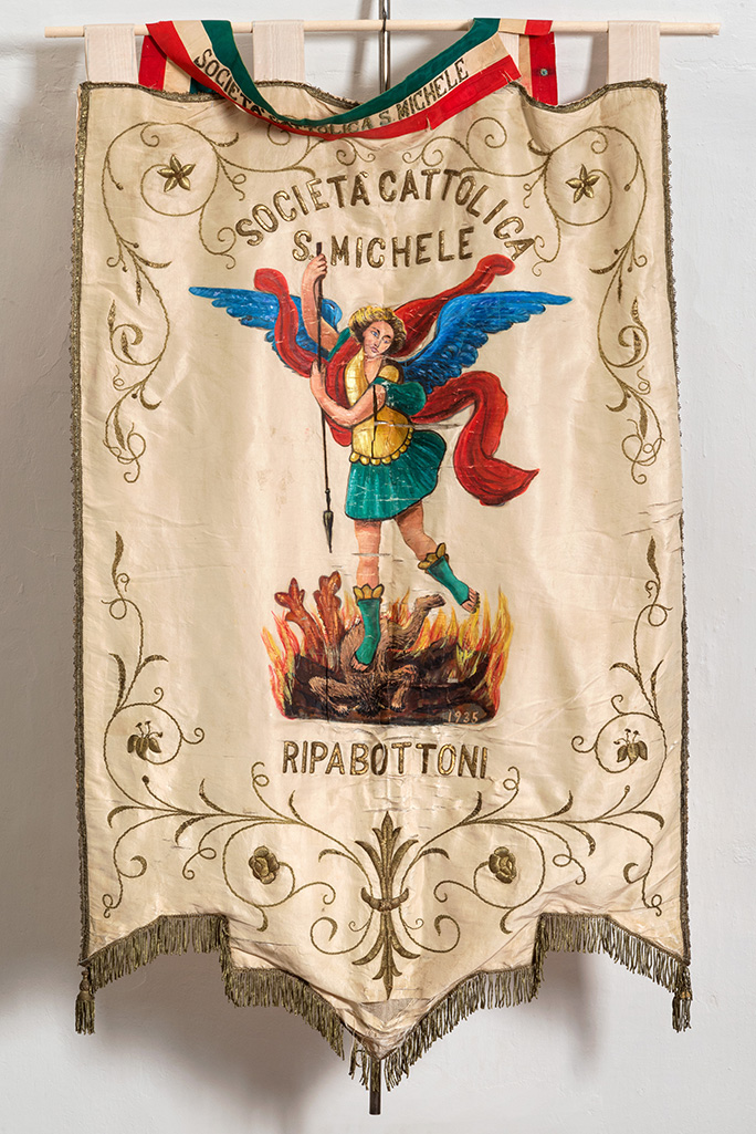 San Michele Arcangelo combatte contro Satana, Fiori (stendardo processionale, opera isolata) - ambito Italia meridionale (secondo quarto XX)