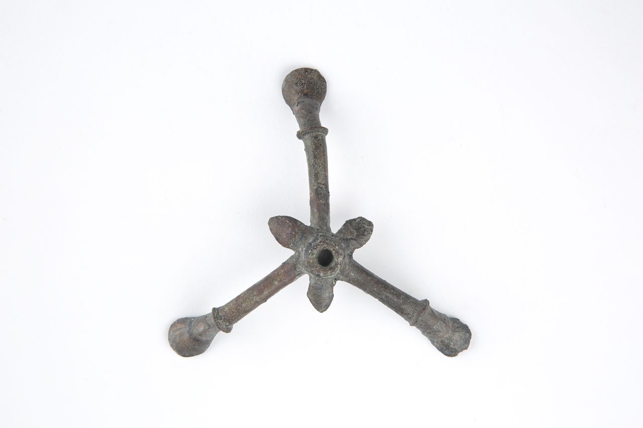candelabro/ tripode, con zampe equine (79 d.C)