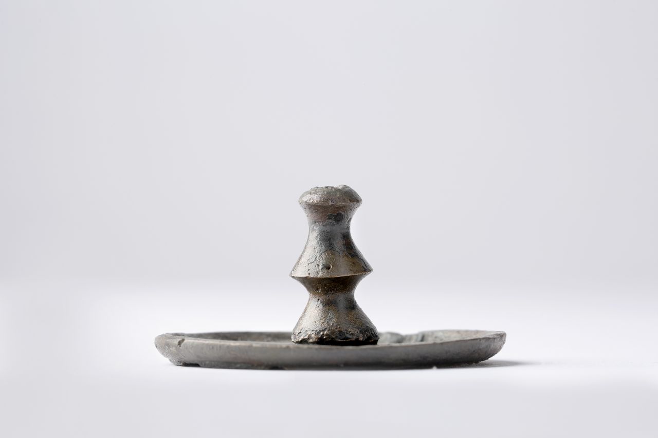 candelabro/ cimasa, a piattello con orlo pendulo (79 d.C)