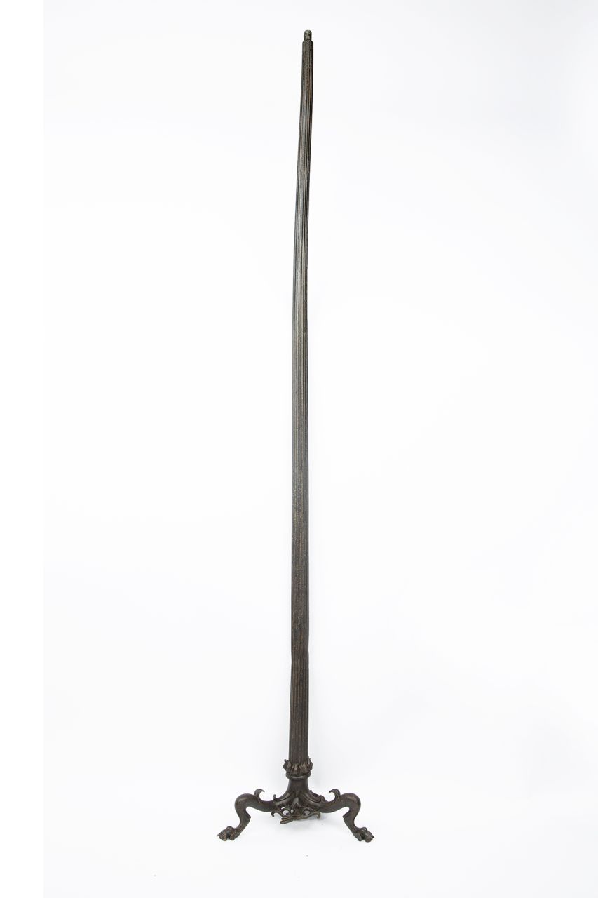 candelabro, con fusto scanalato e tripode a zampe leonine (79 d.C)