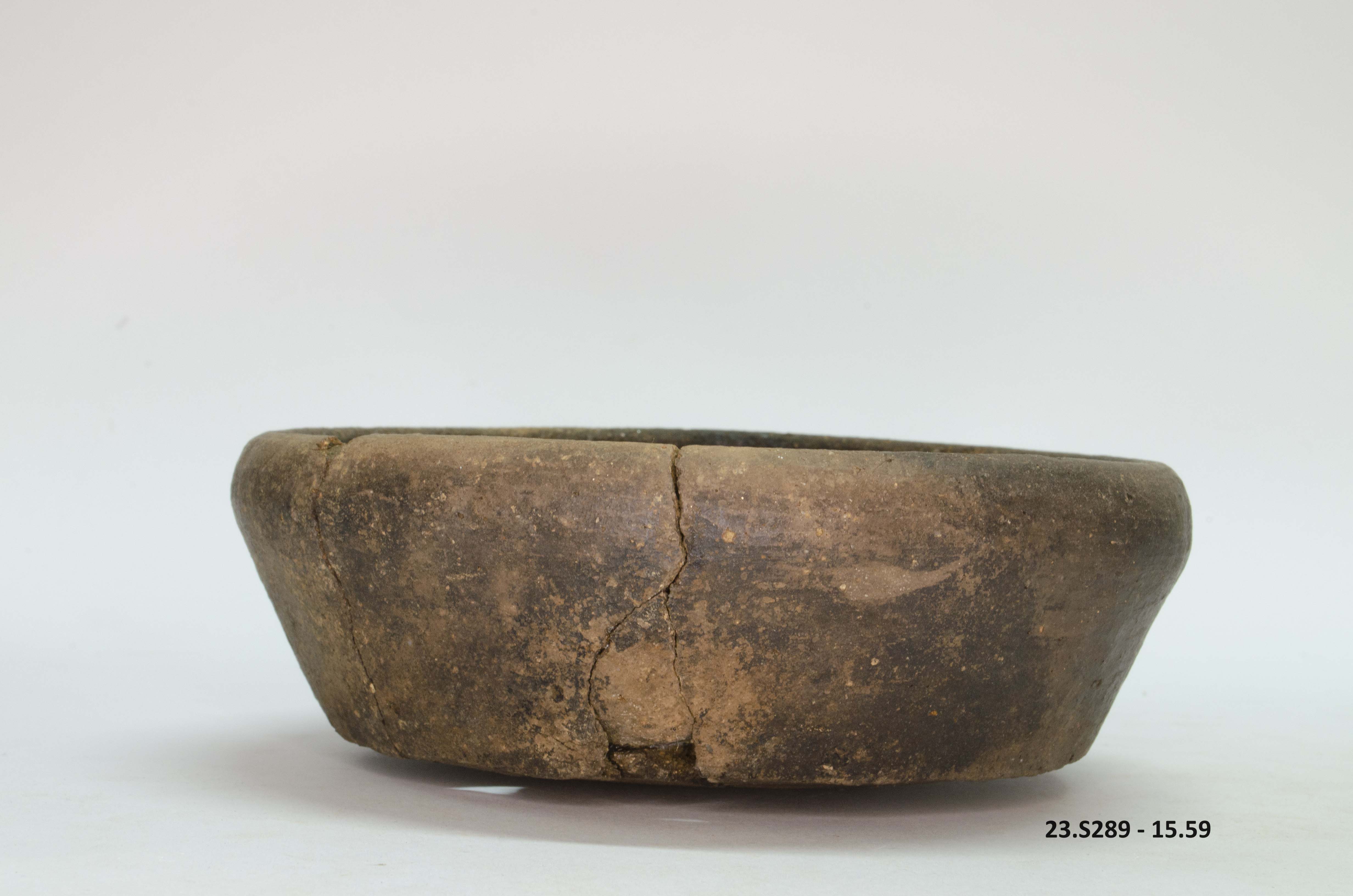 SINGOLO OGGETTO/ tegame, PERIODIZZAZIONI/ STORIA/ Età antica/ Età romana/ Età romana imperiale/ Età tardoimperiale