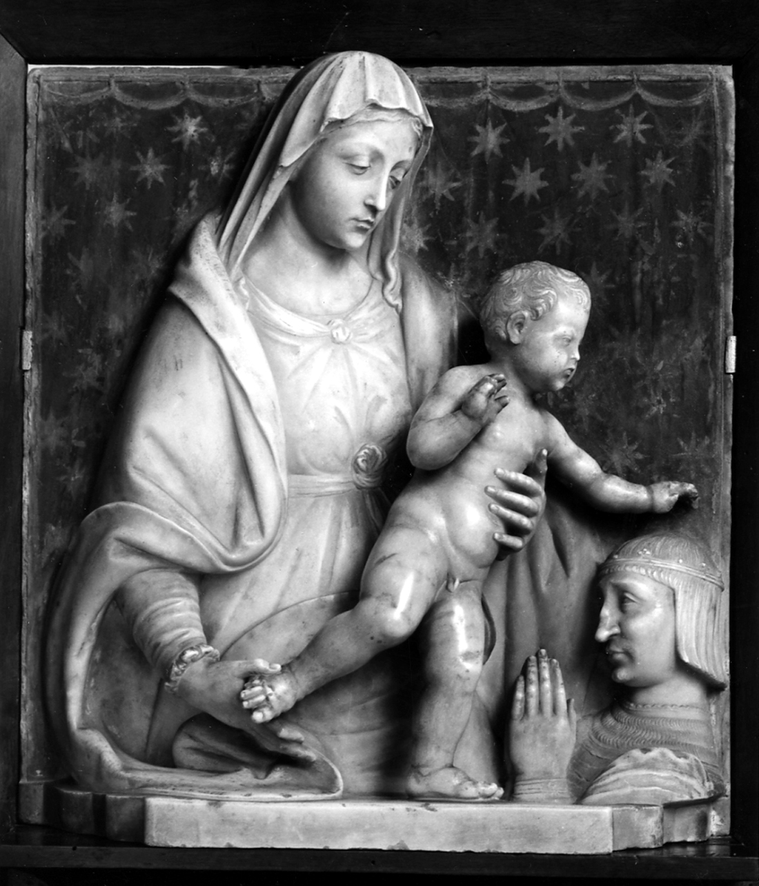 Madonna con Bambino benedicente e un devoto (rilievo, opera isolata) - ambito ligure-lombardo (primo quarto XV)