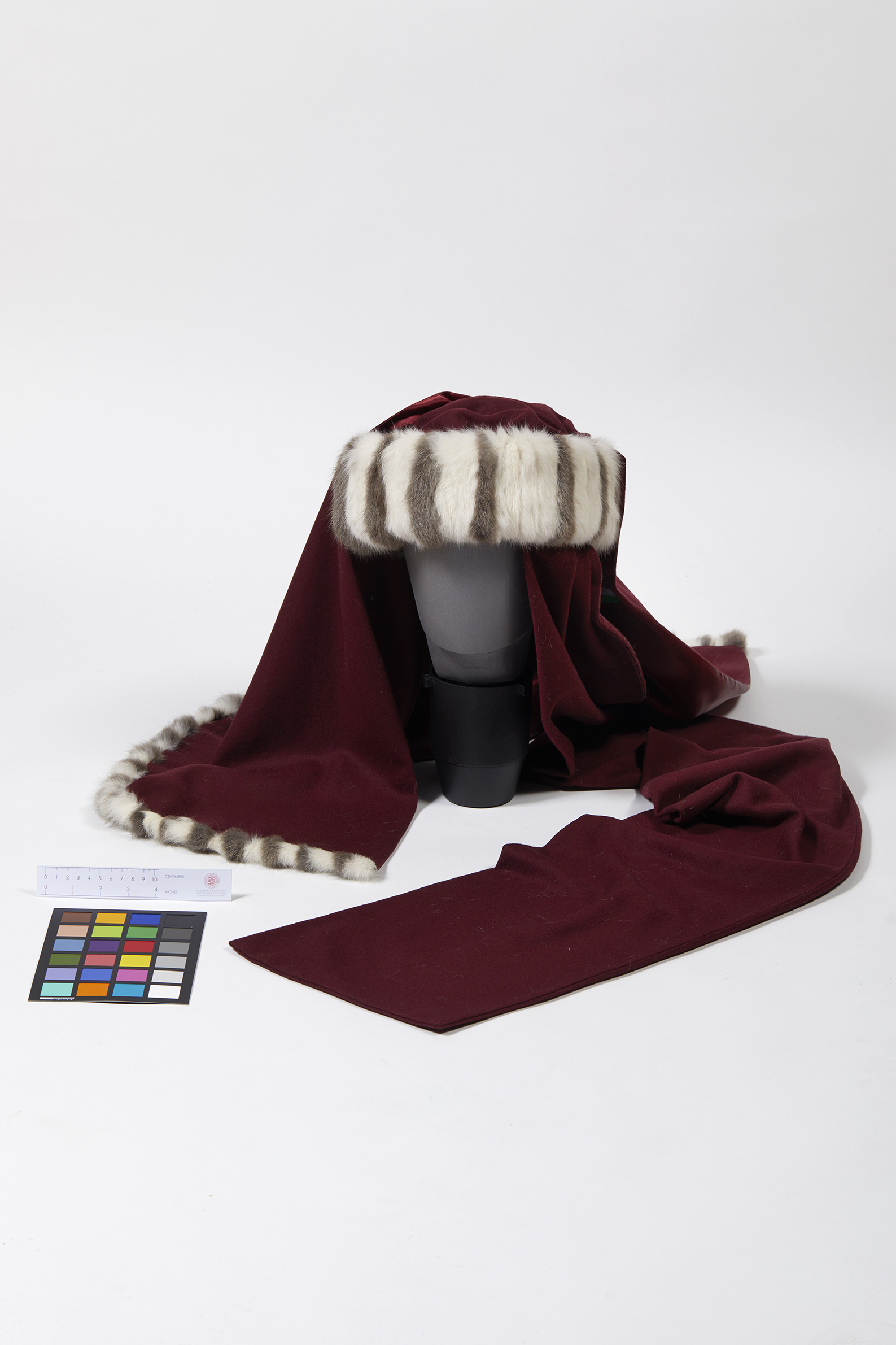 tocco rettorale (copricapo, maschile, ABBIGLIAMENTO E ORNAMENTI DEL CORPO/ COPRICAPI) - Università di Bologna