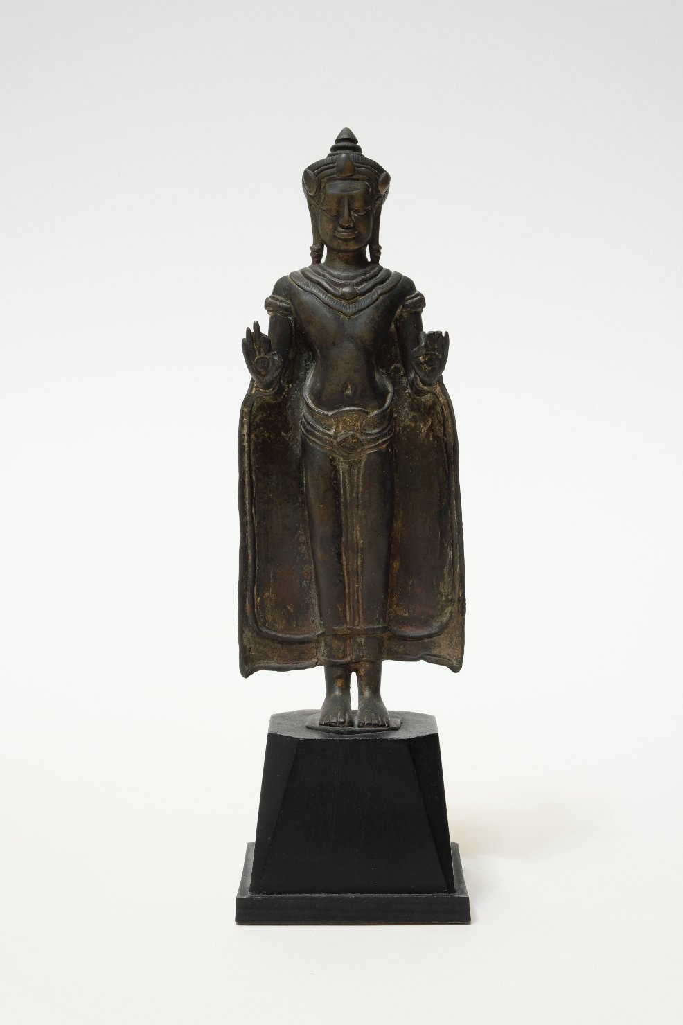 Buddha stante, ornato delle insegne regali, in doppia vitarkamudrā (scultura, opera isolata) - ambito khemer-Lopburi (XX)