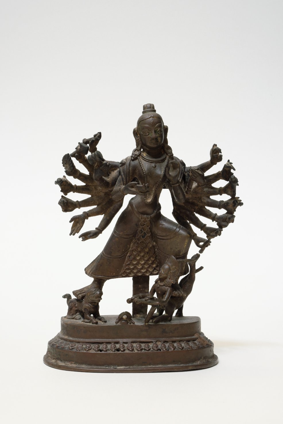 Durgā come Mahishāsuramardinī (Durgā che uccide il demone Mahishāsura) (scultura, opera isolata) - ambito nepalese (prima metà XX)