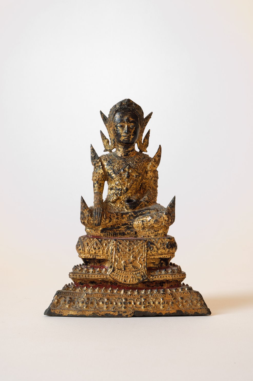 Figura maschile con ornamenti assisa in bhūmisparśamudrā (scultura, opera isolata) - ambito thailandese (inizio/ fine XX)