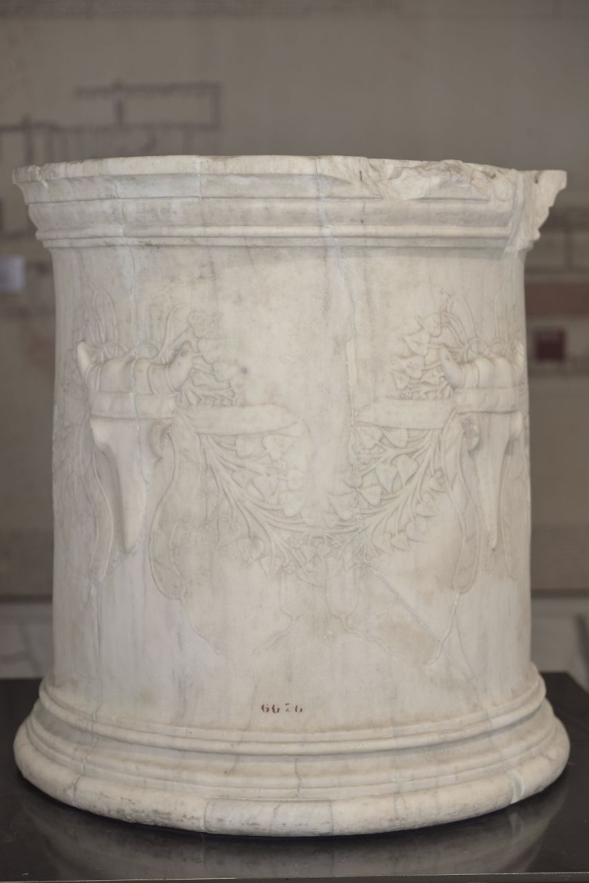 bucrani con bende e rami d'edera (puteale) (fine sec. II a.C)