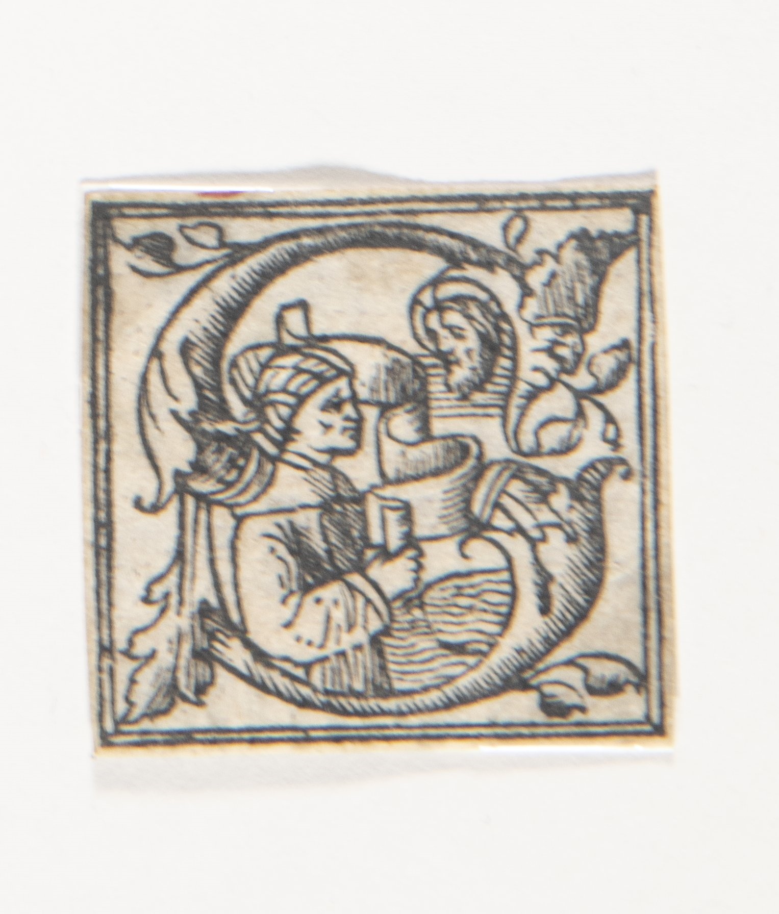 Lettera S con un Santo che tiene un cartiglio, Capolettera S, Santo e Gesù (stampa, elemento d'insieme) - ambito veneto (metà/ inizio XV/XVI)