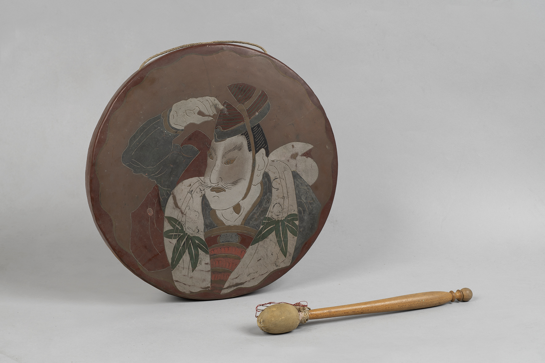 gong raffigurante un attore kabuki (gong) - ambito giapponese (ultimo quarto XIX)