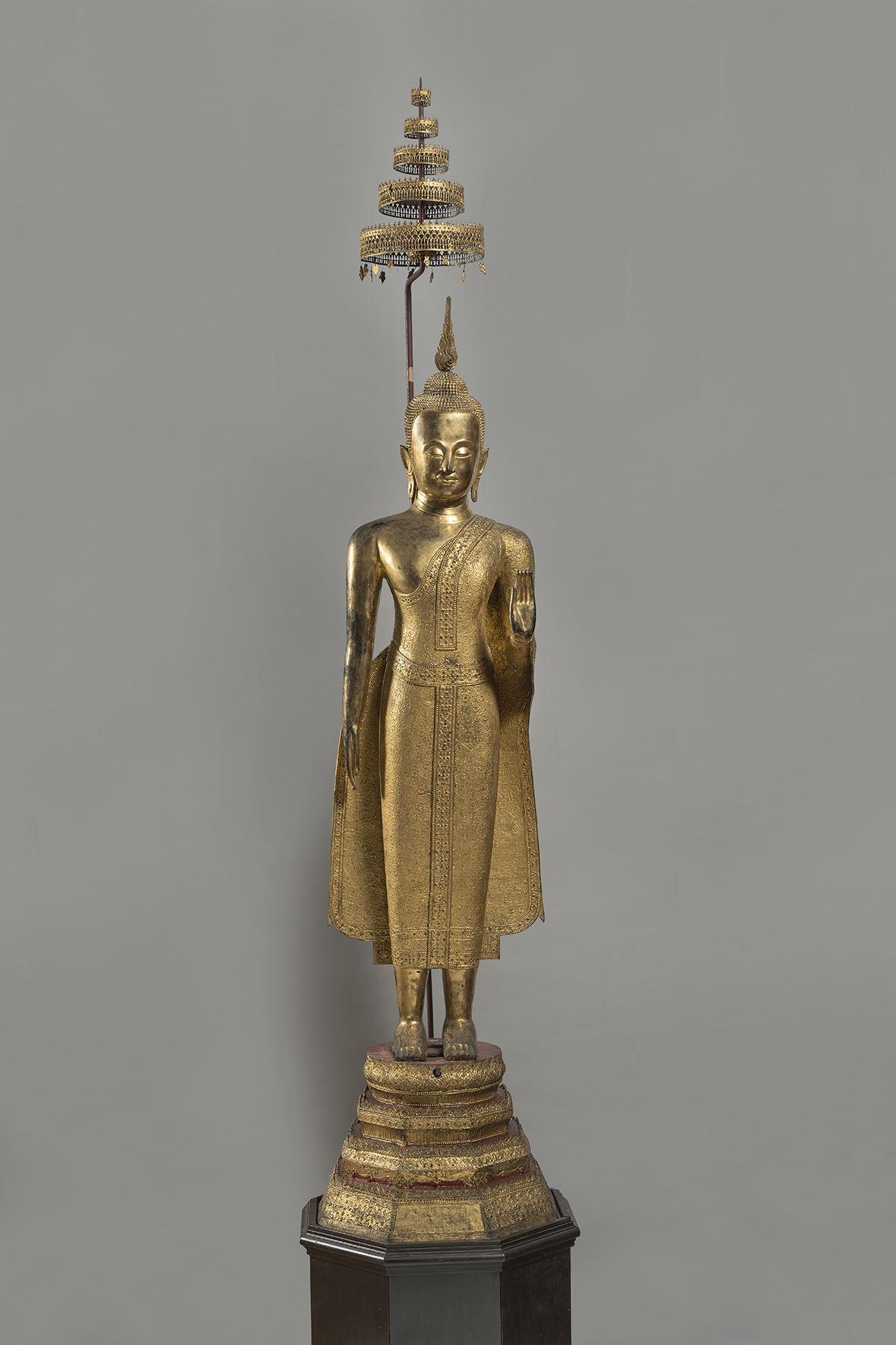 Buddha stante con parasole (statua) - ambito siamese (seconda metà XIX)