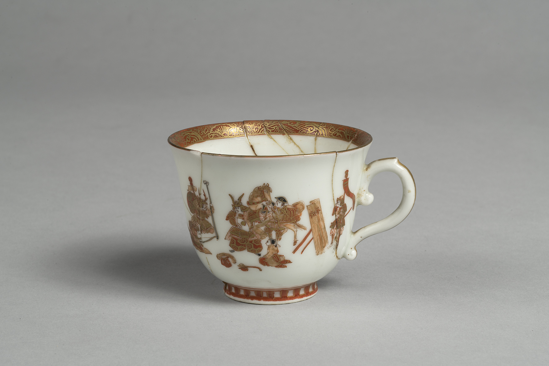 tazzina da tè con decorazioni di militari giapponesi (tazza da tè) - ambito giapponese (ultimo quarto XIX)