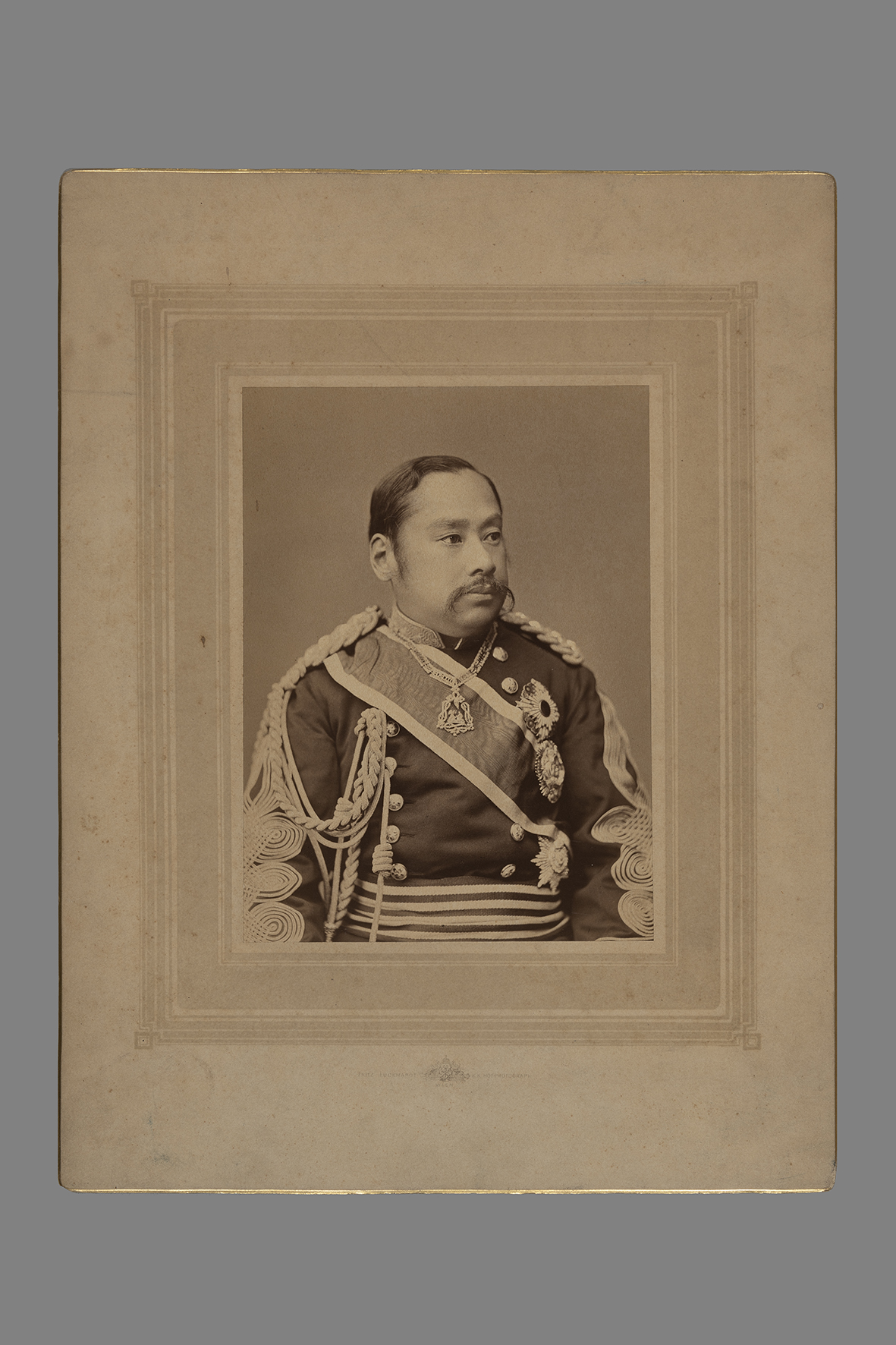 Il Principe giappnese Arisugawa Taruhito (Fotografia diplomatica) - ambito giapponese (ultimo quarto XIX)