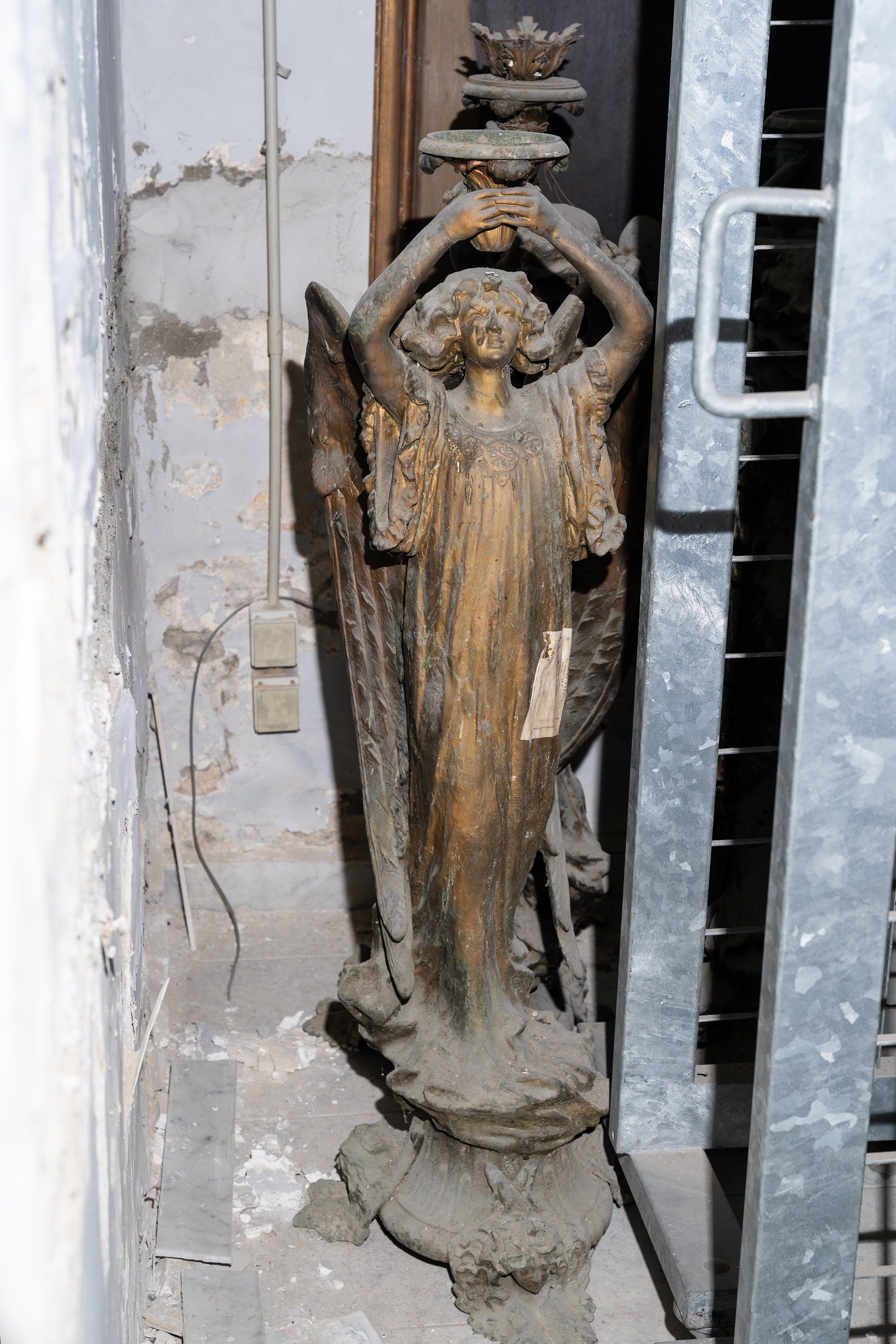 angelo (angelo reggicandelabro, serie) - manifattura napoletana (fine/ metà XVIII)