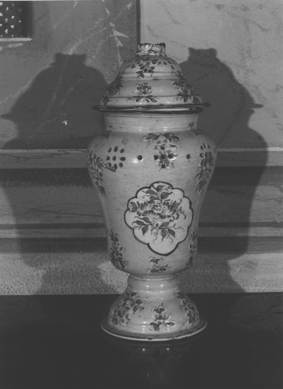 motivi decorativi floreali (vaso, serie) - bottega savonese (metà sec. XVIII)