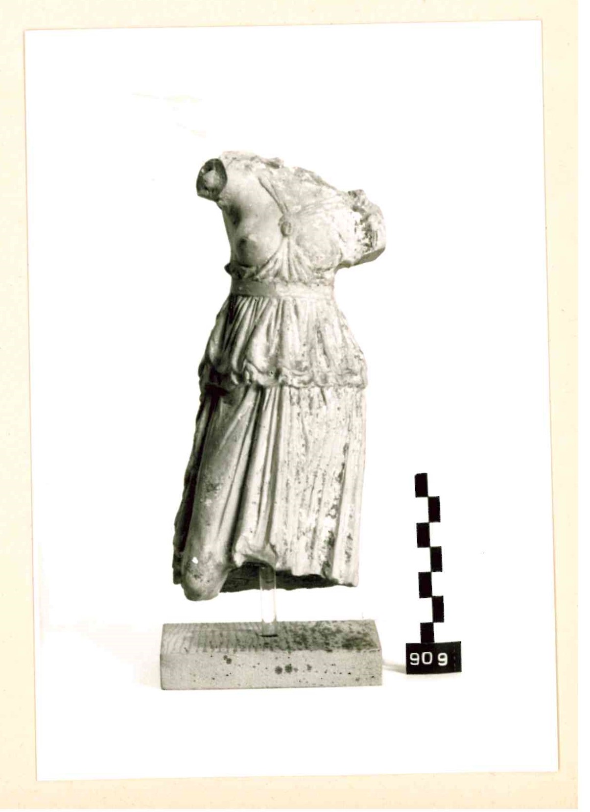Amazzone (?) (statuetta/ votiva, femminile, Prodotto di coroplastica locale, Statuetta di amazzone (?)) (metà SECOLI/ IV a.C)