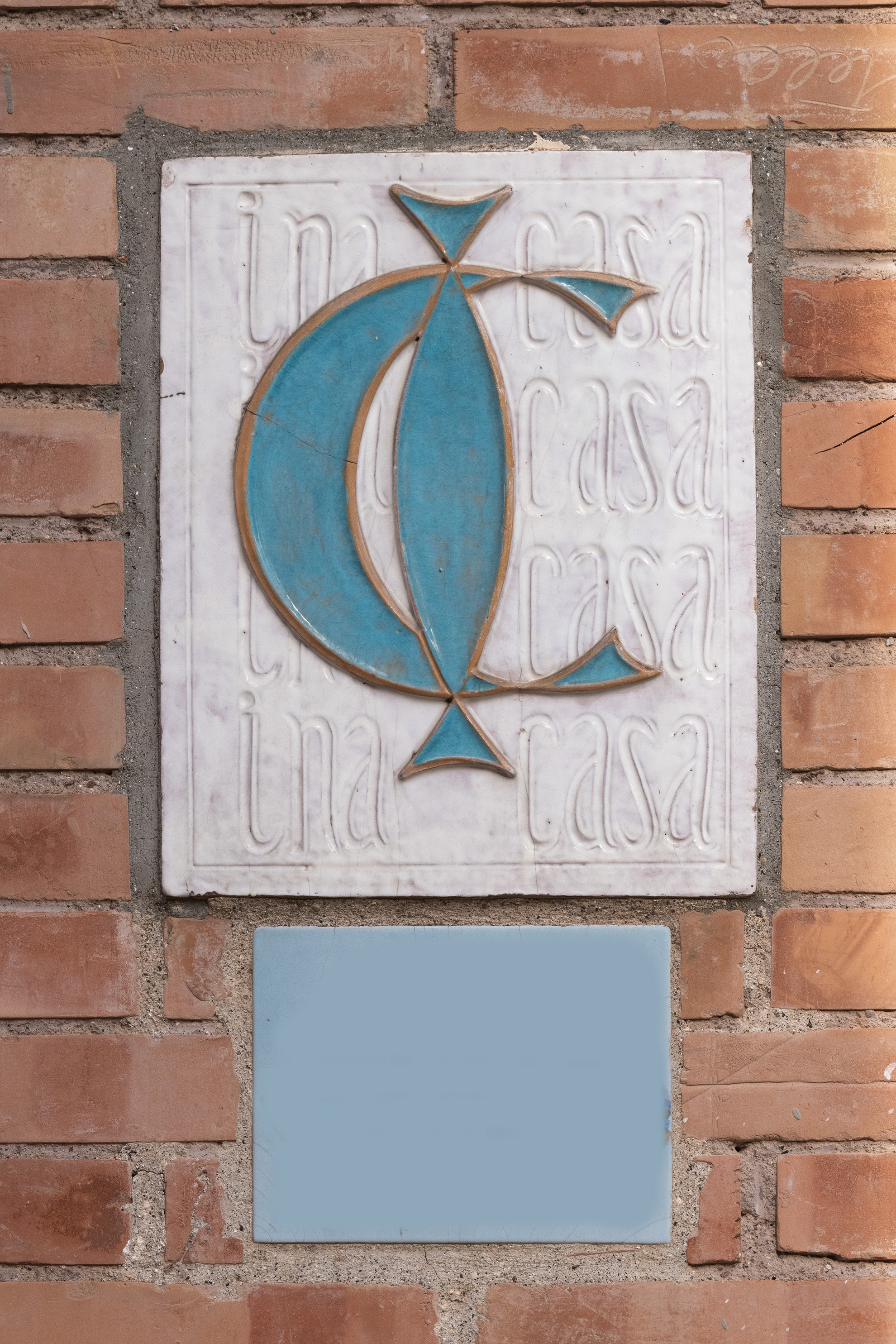 le lettere I e C incrociate di colore blu su fondo bianco iscritto "Ina Casa" (targa) - ambito italiano, ambito italiano (sec. XX)