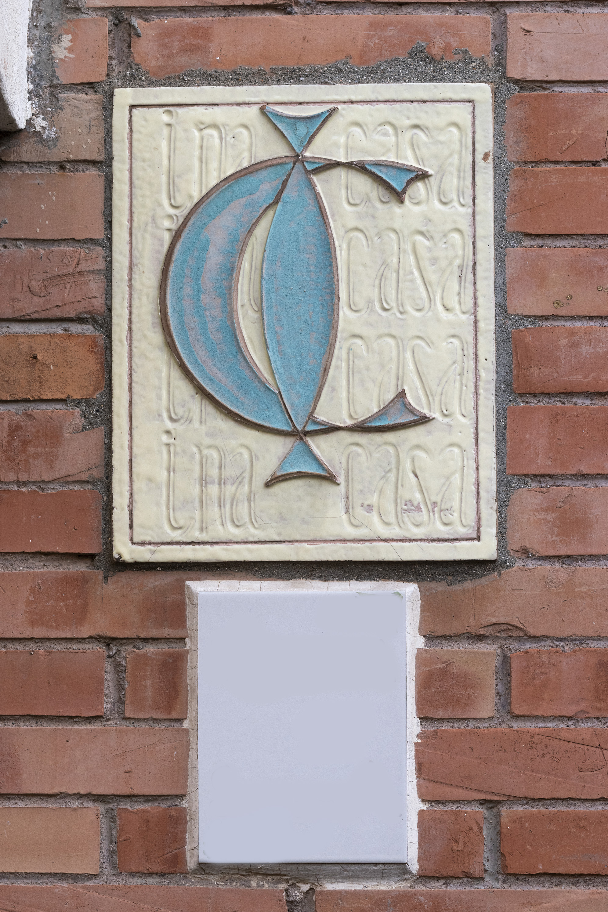le lettere I e C incrociate di colore blu su fondo bianco iscritto "Ina Casa" (targa) - ambito italiano, ambito italiano (sec. XX)