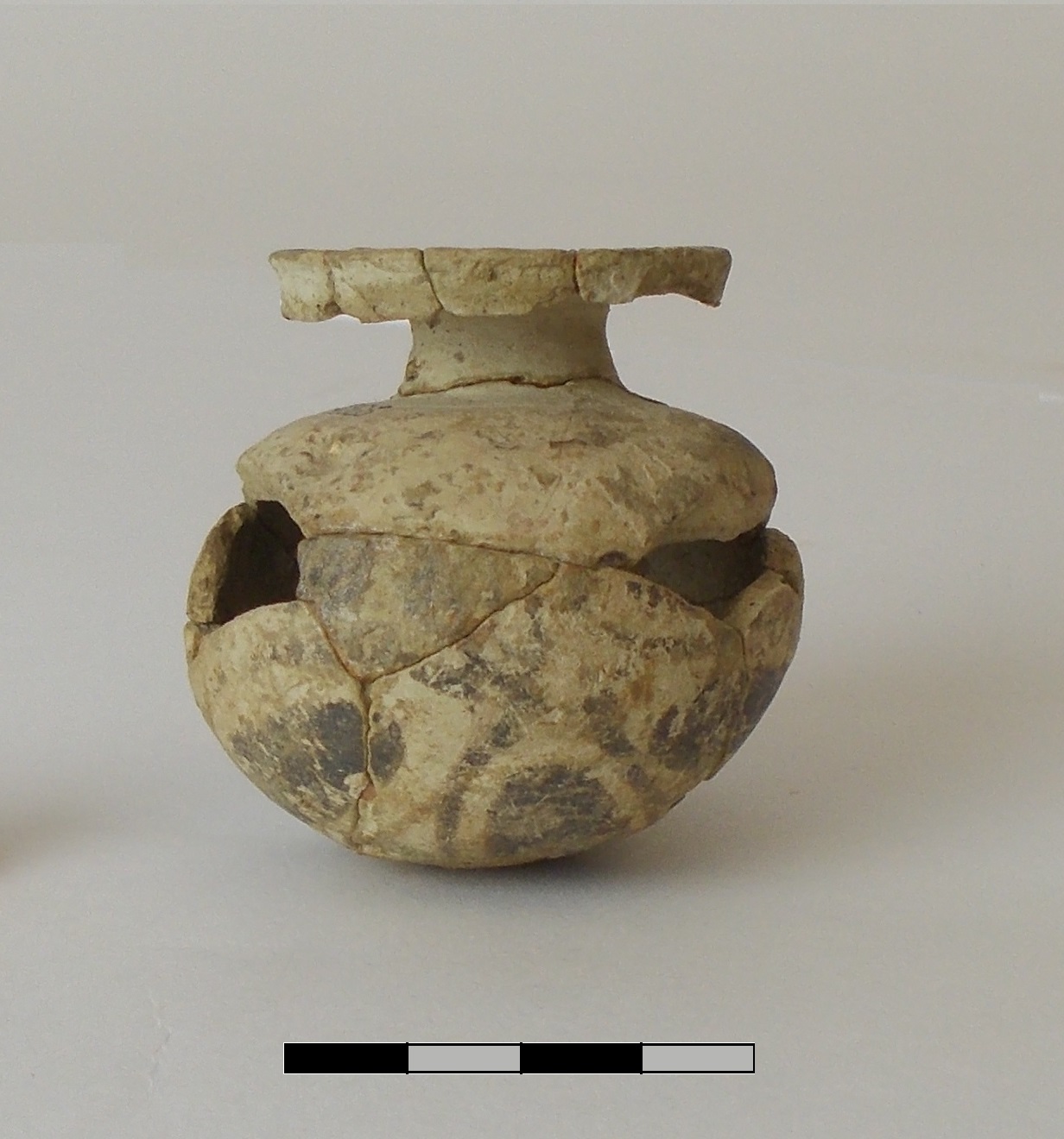 aryballos, globulare, decorazione "a quadrifoglio" - produzione corinzia (metà sec. VI a.C)