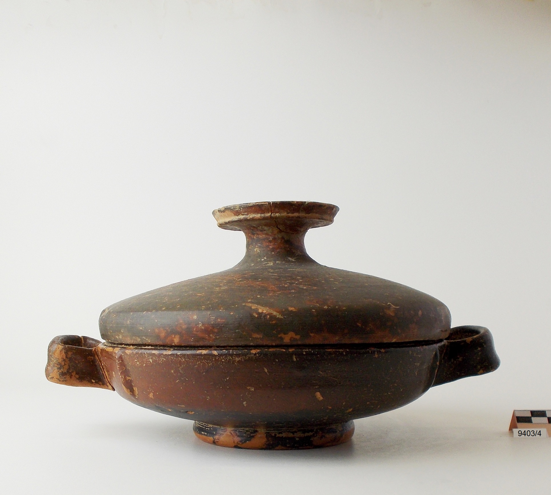 lekanis, Morel, 4711a1 - produzione locale (seconda metà sec. IV a.C)