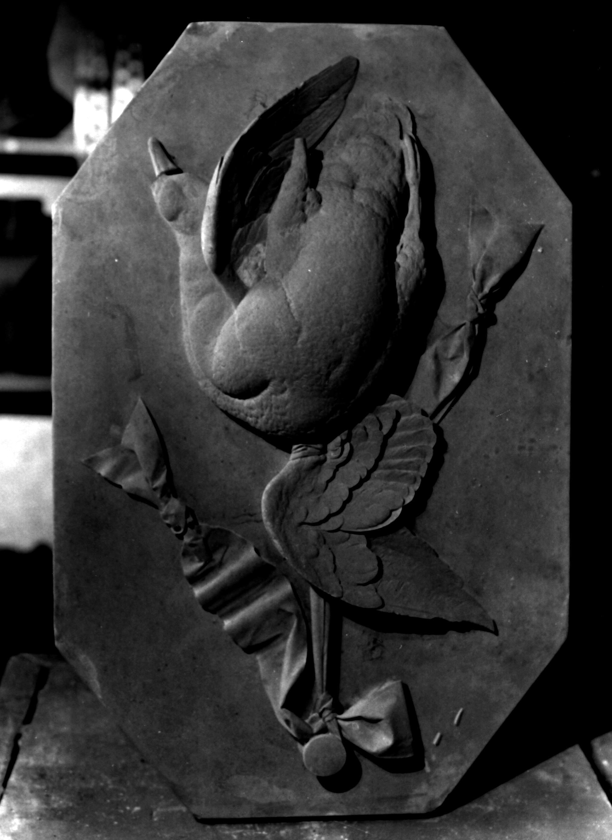 Uccello morto appeso, natura morta (altorilievo, opera isolata) di Pegrassi Salesio (sec. XIX)