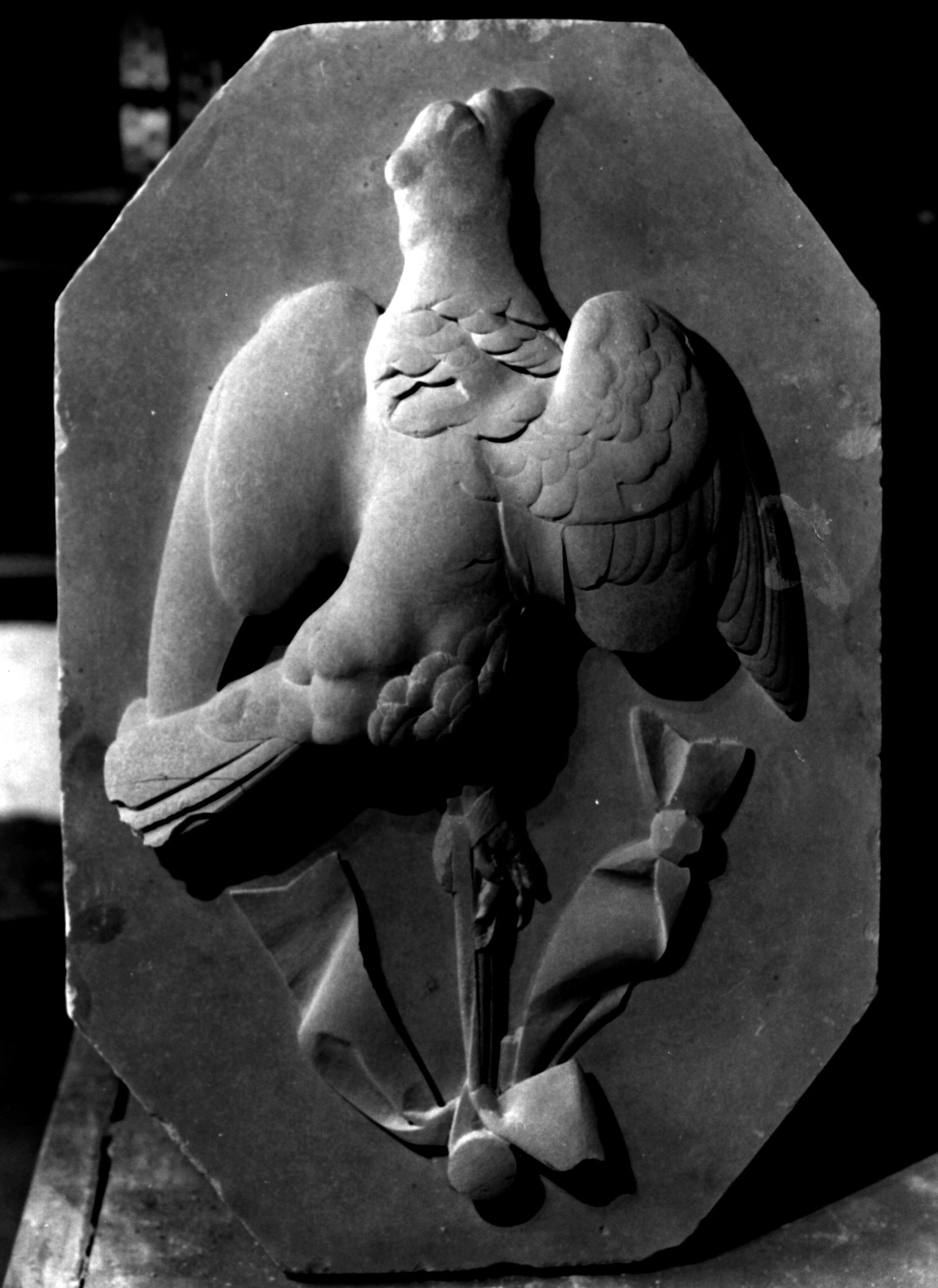 Uccello morto appeso, natura morta con uccello (altorilievo, opera isolata) di Pegrassi Salesio (sec. XIX)