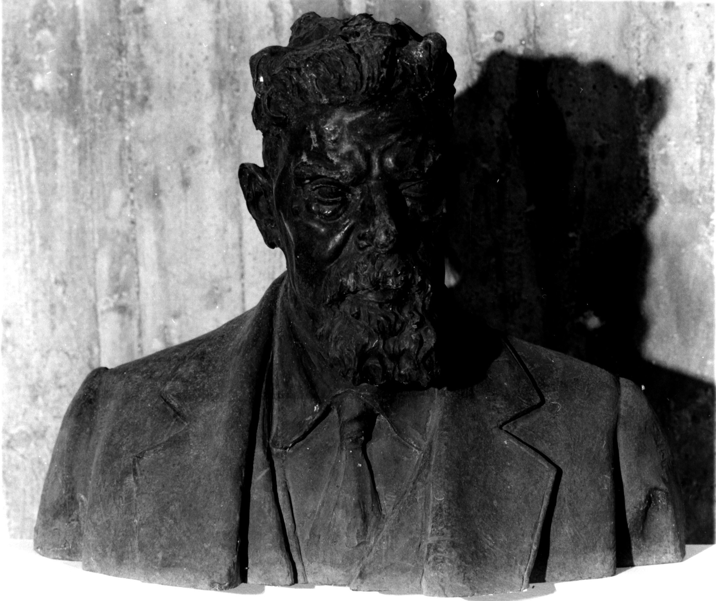 Busto maschile, busto maschile con barba e baffi, capelli mossi, giacca, cravatta e palandrana (scultura, opera isolata) di Modena Francesco (sec. XX)