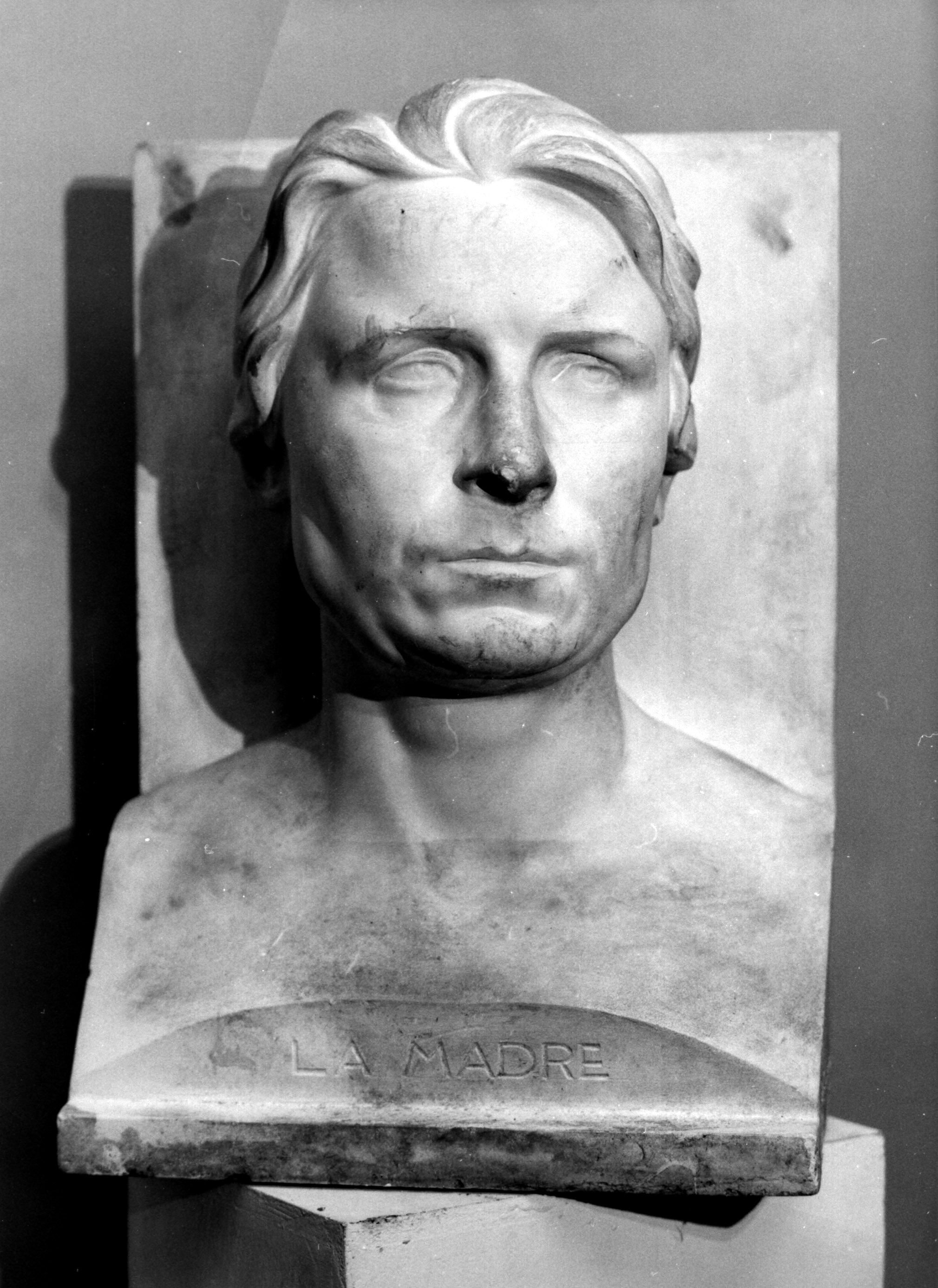La madre, busto femminile con capelli raccolti, tratti del volto decisi (scultura, opera isolata) di Costantini Nereo (sec. XX)