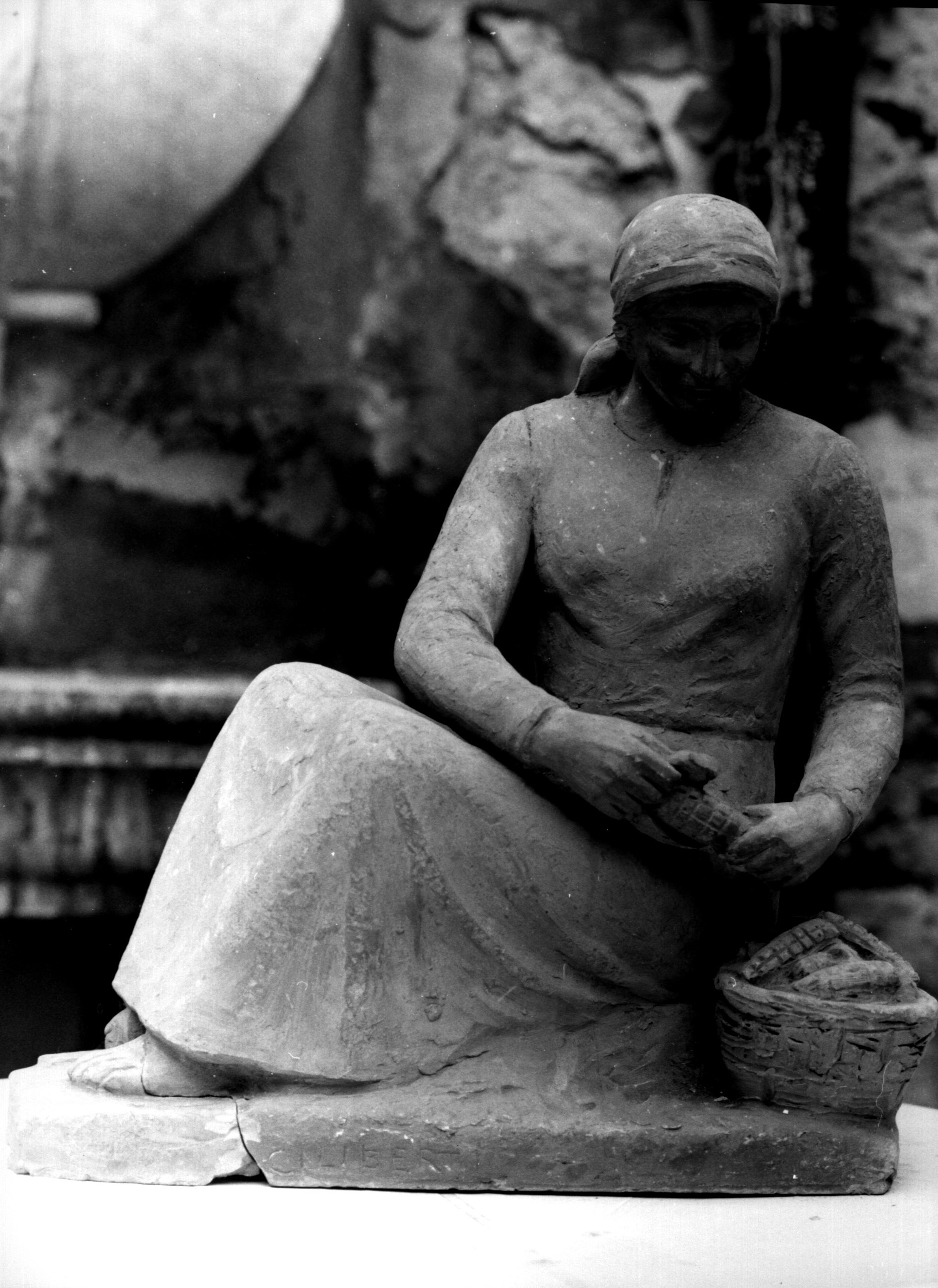 Contadina con cesta di pannocchie, figura femminile seduta con cesta di pannocchie (scultura, opera isolata) di Ciliberti Giovanni (sec. XX)