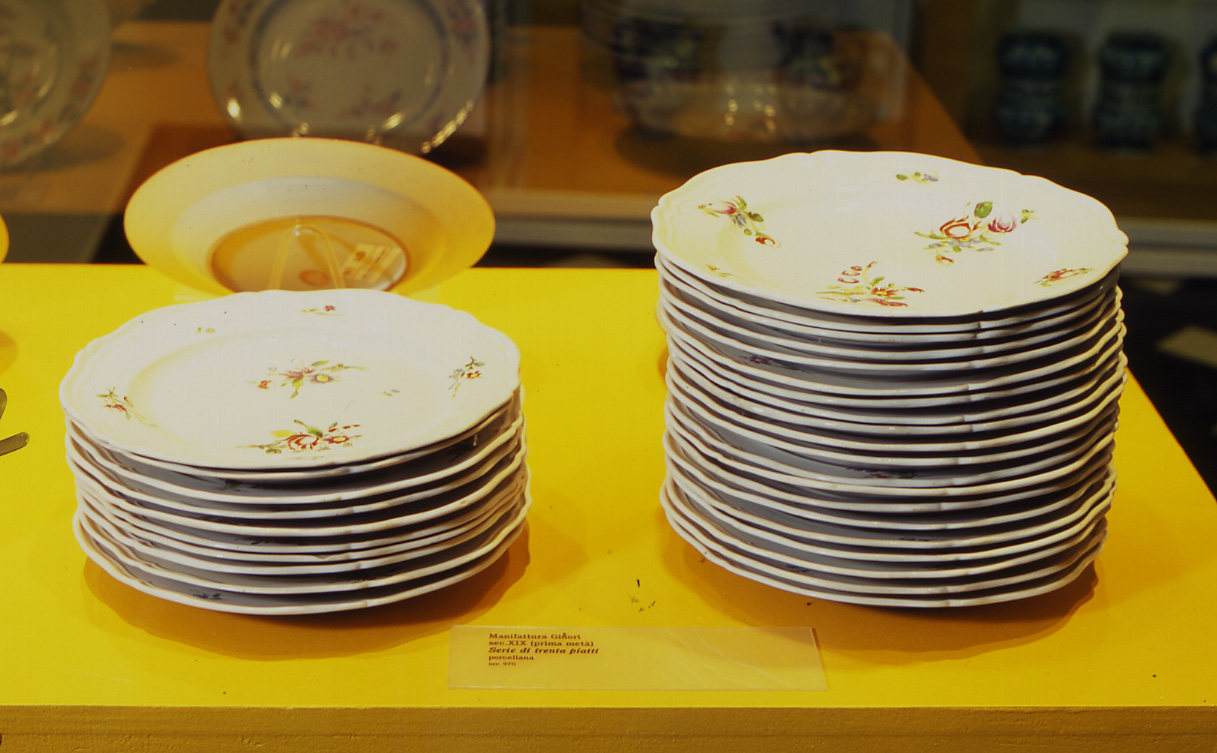 Servizio da tavola (piatto, serie) di Manifattura Doccia (bottega) (seconda metà XVIII)