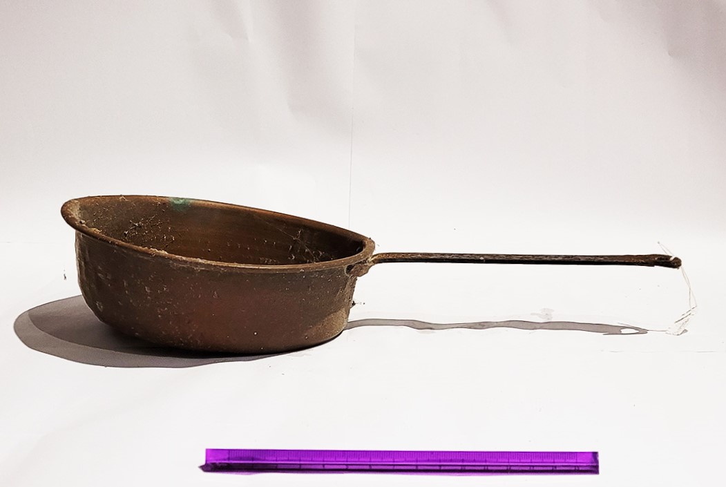 padella, a manico lungo, ARREDI E SUPPELLETTILI/ CONTENITORI, RECIPIENTI E OGGETTI DI USO DOMESTICO - artigianato