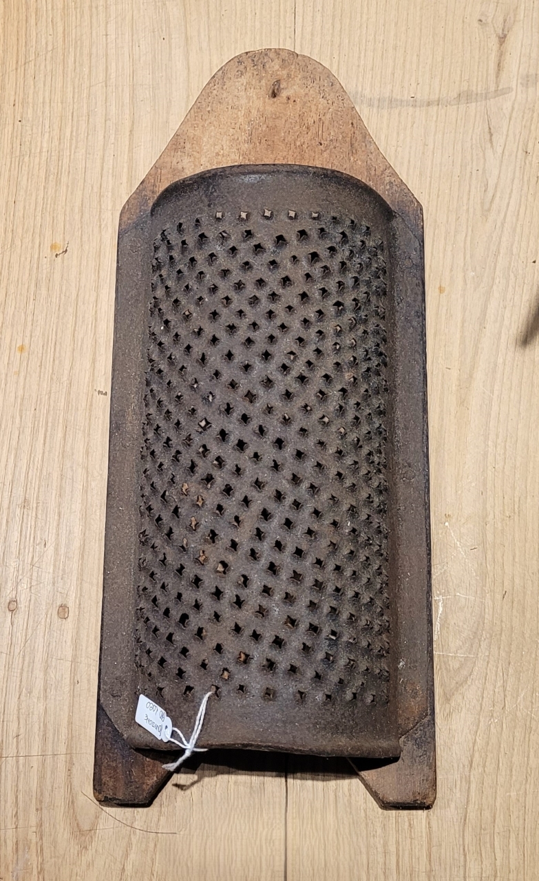 gratta casgiu (grattugia, ARREDI E SUPPELLETTILI/ CONTENITORI, RECIPIENTI E OGGETTI DI USO DOMESTICO) - artigianato locale