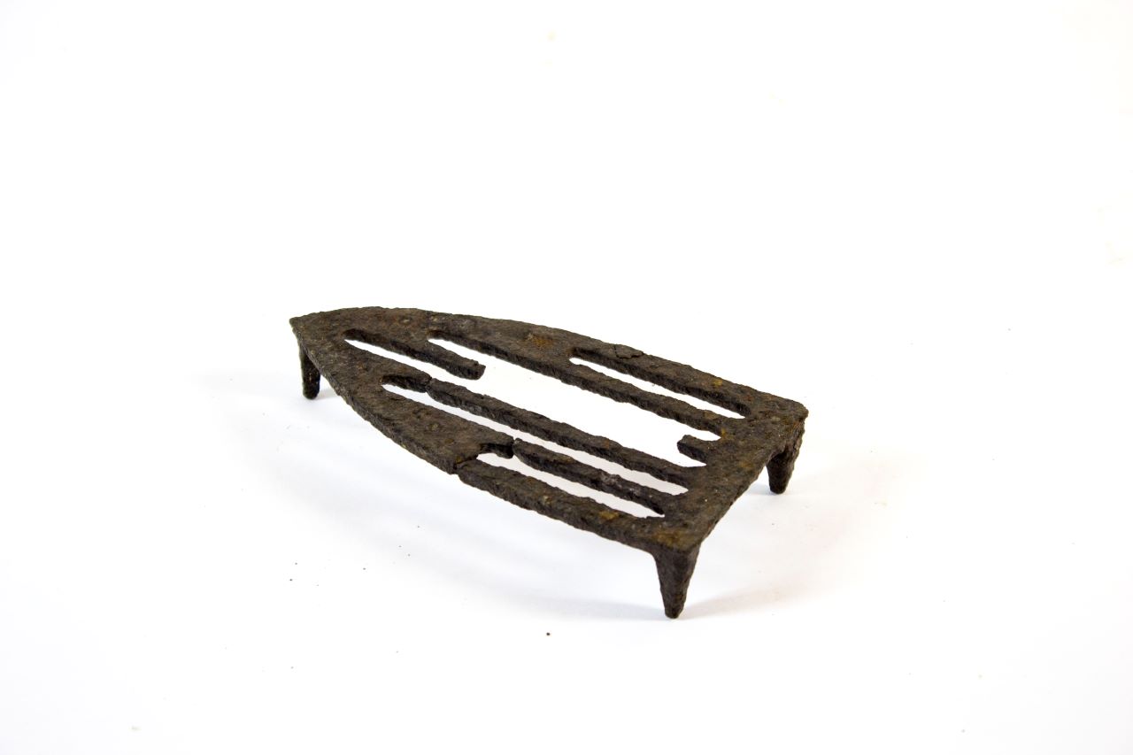 tribide 'e ferru 'e prentzare (poggiaferro, ARREDI E SUPPELLETTILI/ CONTENITORI, RECIPIENTI E OGGETTI DI USO DOMESTICO) - produzione industriale