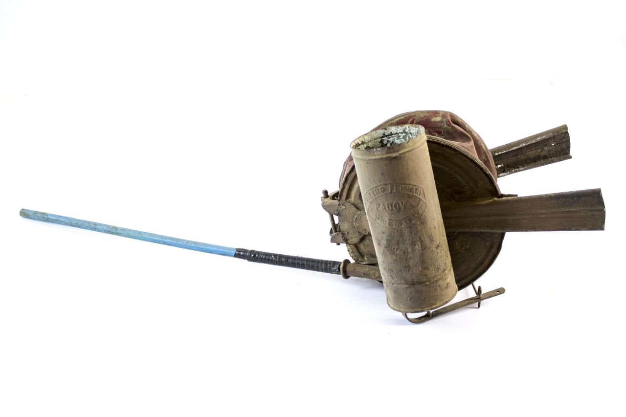 solforatore, spargi-zolfo, foddittu 'e tzulfarare (solforatrice, STRUMENTI E ACCESSORI/ AGRO-SILVO-PASTORALI) di Pietro Ferrari - produzione industriale veneta
