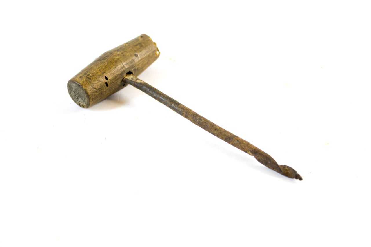 errina 'e ferru cun maniga 'e linna (succhiello, ARREDI E SUPPELLETTILI/ CONTENITORI, RECIPIENTI E OGGETTI DI USO DOMESTICO) - bottega artigianale lussurgese