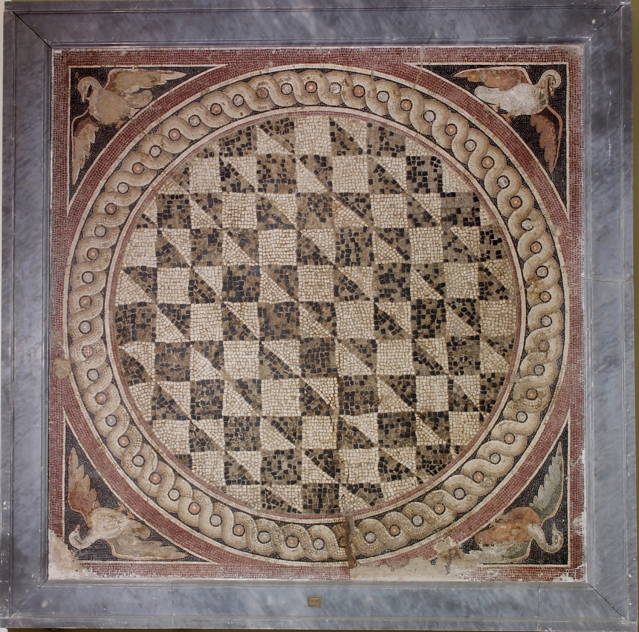 Scacchiera (mosaico/ pavimentale, geometrico/ figurato) (SECOLI/ I a.C)