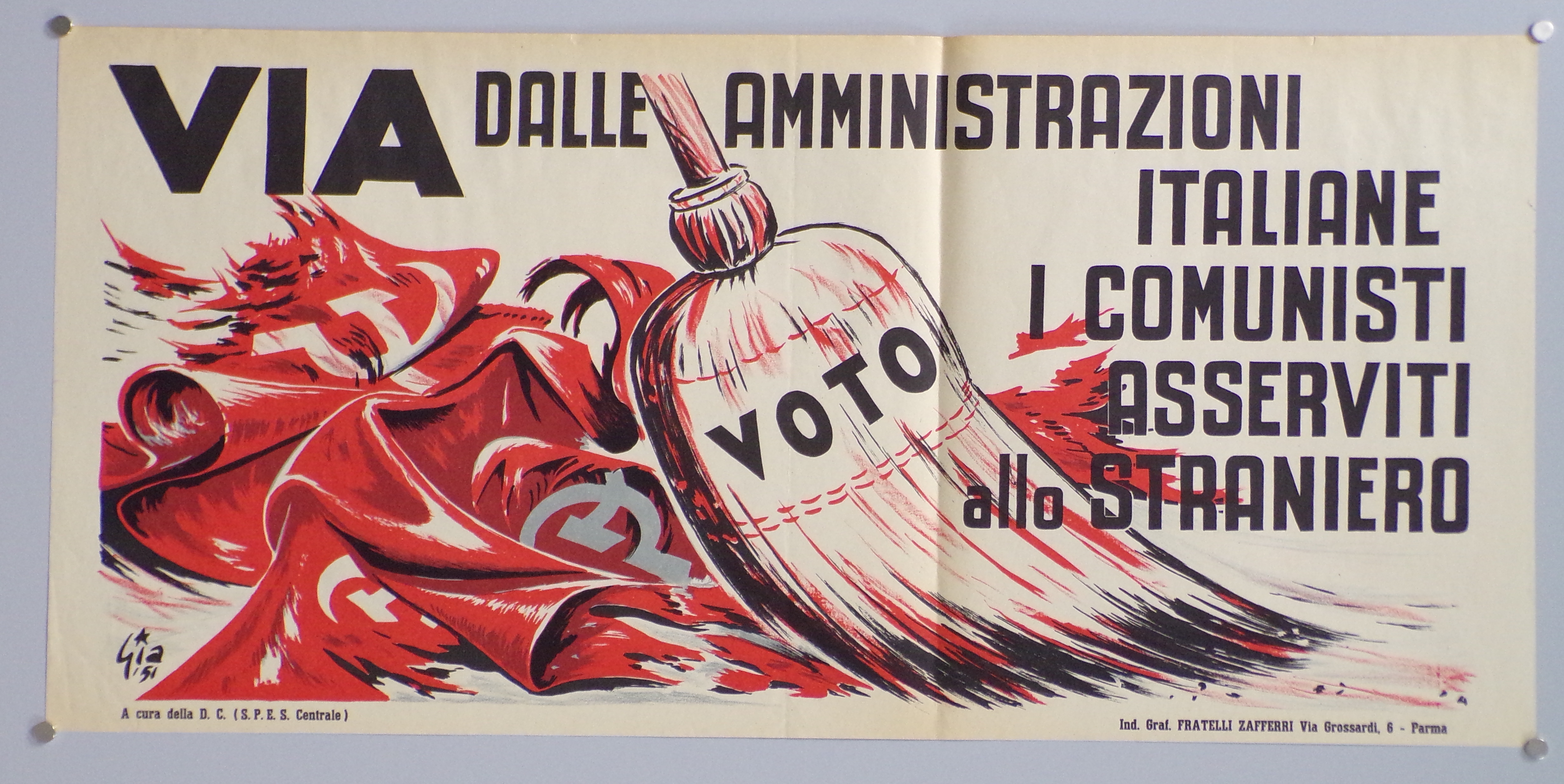 Via dalle amministrazioni italiane i comunisti asserviti allo straniero, La ramazza del voto spazza un mucchio di lacere bandiere comuniste (locandina) - ambito parmense (metà XX)