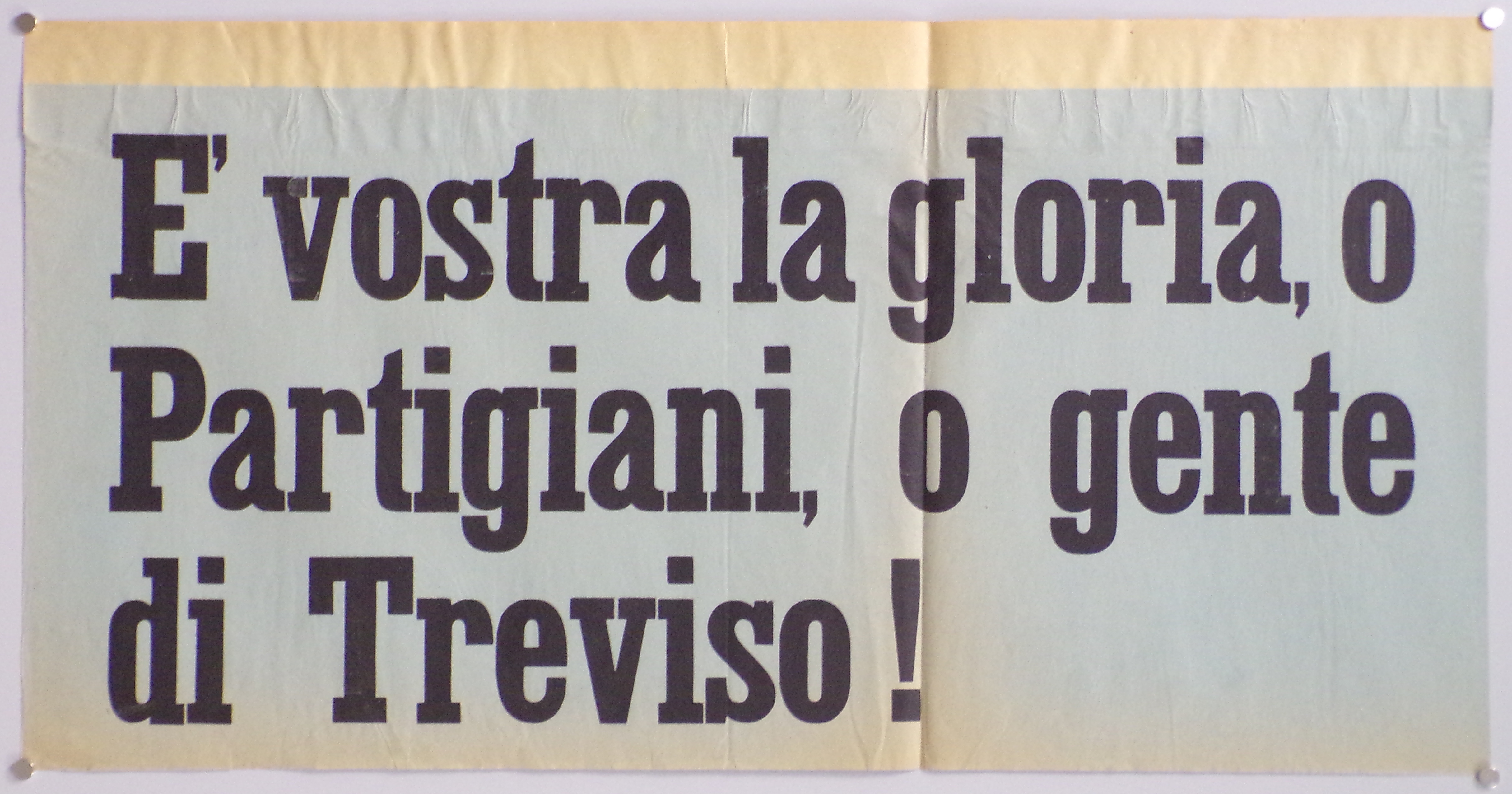 E' vostra la gloria, o Partigiani, o gente di Treviso!, Iscrizione su fondo azzurro celeste (locandina) - ambito trevigiano (secondo quarto XX)
