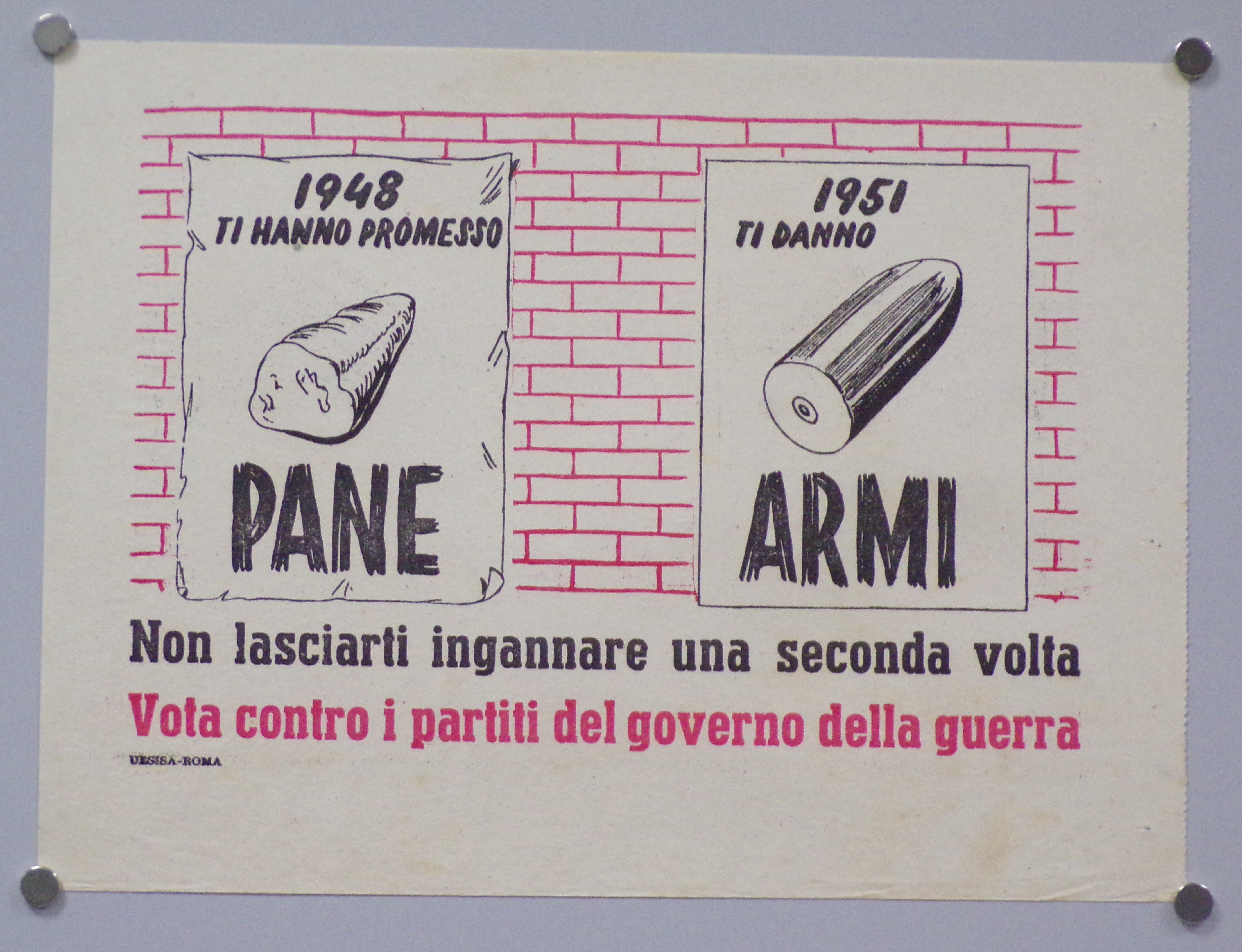 Non lasciarti ingannare una seconda volta. Vota contro i partiti del governo della guerra, Vignetta raffigurante due manifesti affissi su un muro a mattoni, il primo riferito alle promesse di Pane del Piano Marshall (1948), il secondo, all'invio di armi previsto dal Mutual Security Act (1951) (locandina) - ambito romano (metà XX)