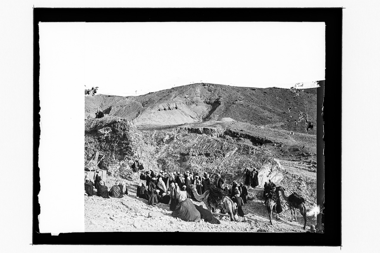 Paesaggio, Scavi archeologici, Operai, Animali (negativo) di Marro, Giovanni (attribuito) - Missione Archeologica Italiana in Egitto (prima metà XX)