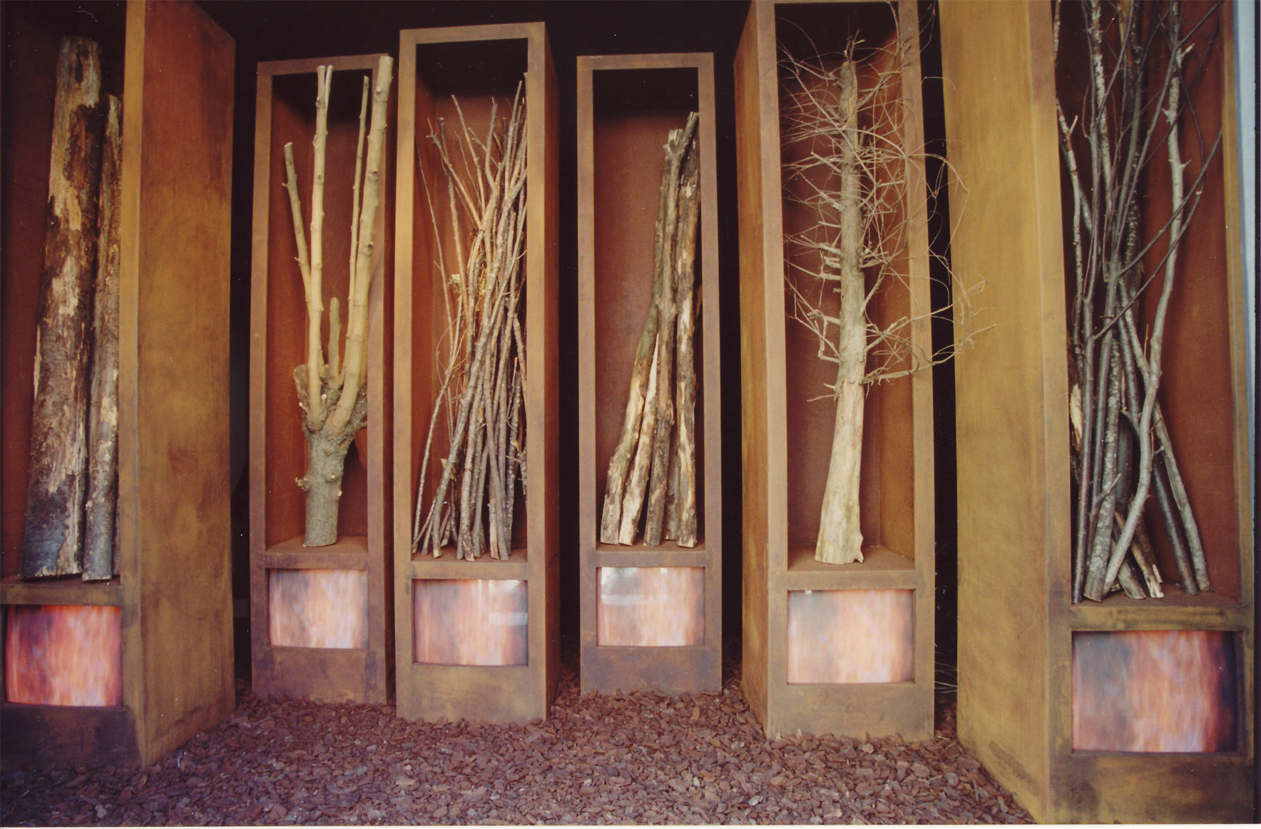 Foresta di fuoco (installazione) di Plessi Fabrizio (sec. XXI)