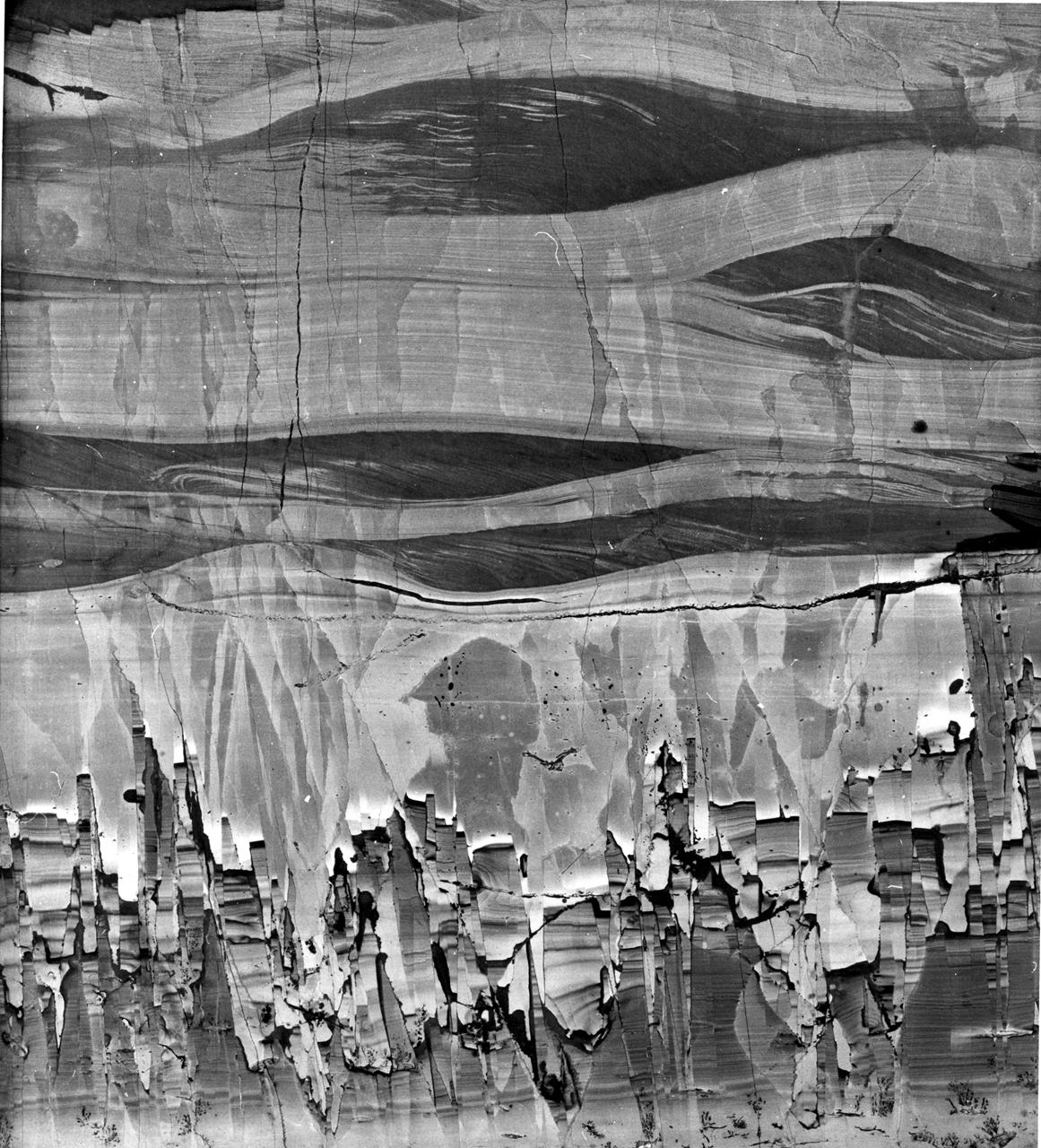 fetta di paesina raffigurante struttura rocciosa (formella) - manifattura granducale (XVII)