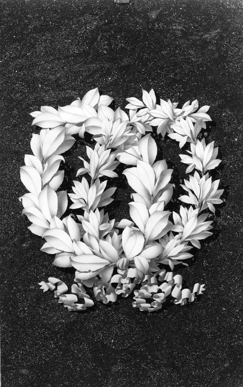 ghirlanda di lauro e olivo (formella) di Giorgi Giovanni Battista - manifattura granducale (XIX)