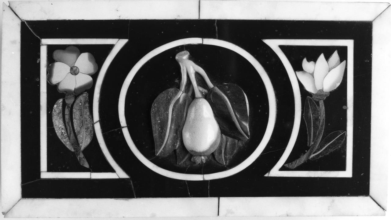 pera e fiori (formella) - manifattura granducale (fine/ inizio XVII)