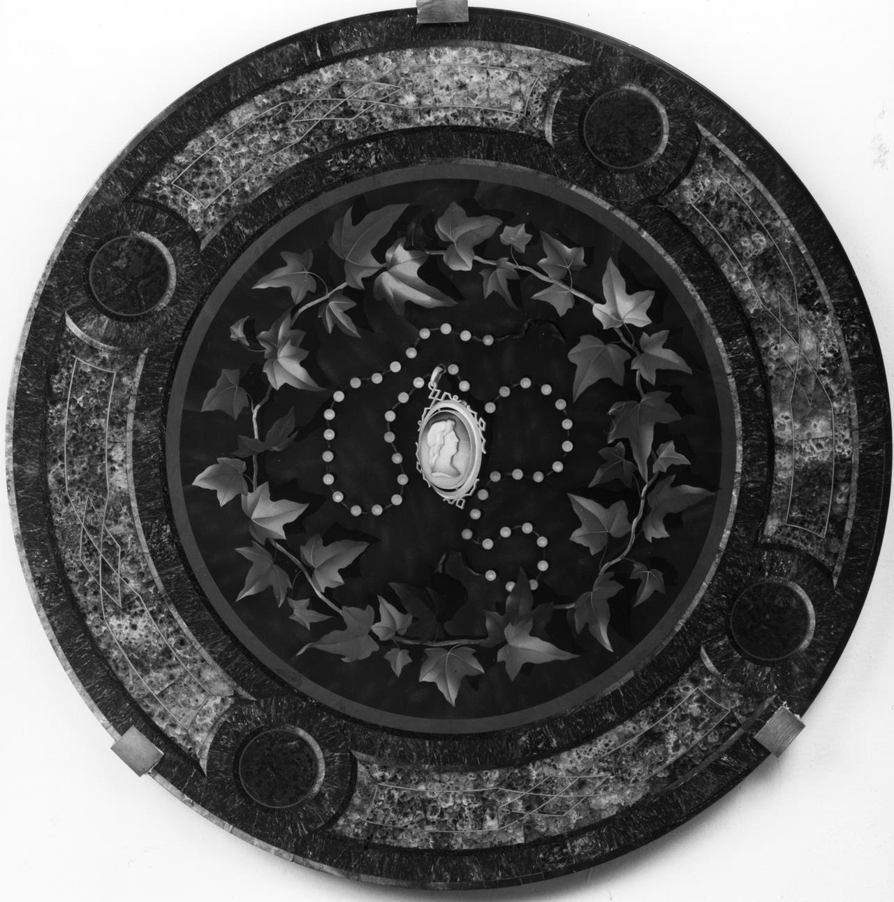 Cammeo, perle ed edera (tavolo) - manifattura fiorentina (XIX)