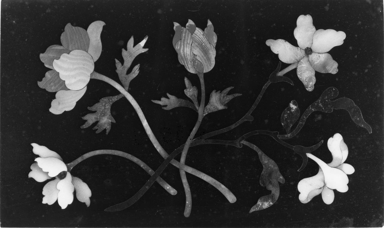 Cinque fiori intrecciati (formella) - manifattura granducale (ultimo quarto XVII)