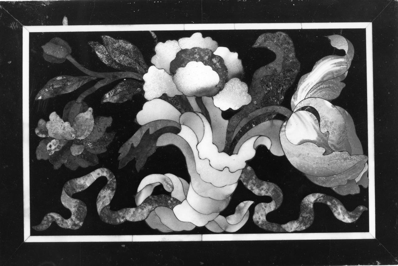 Cornucopia e fiori (formella) - manifattura granducale (XVIII)