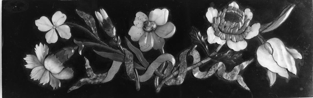 fiori legati da un nastro (formella) - manifattura granducale (XVIII)