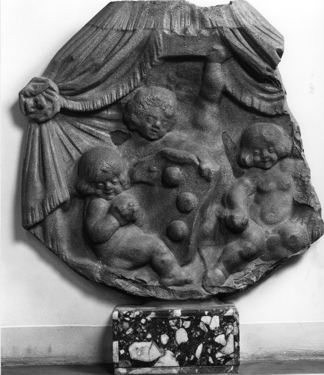 stemma mediceo con putti (rilievo) - manifattura granducale (fine/ inizio XVI-XVII)