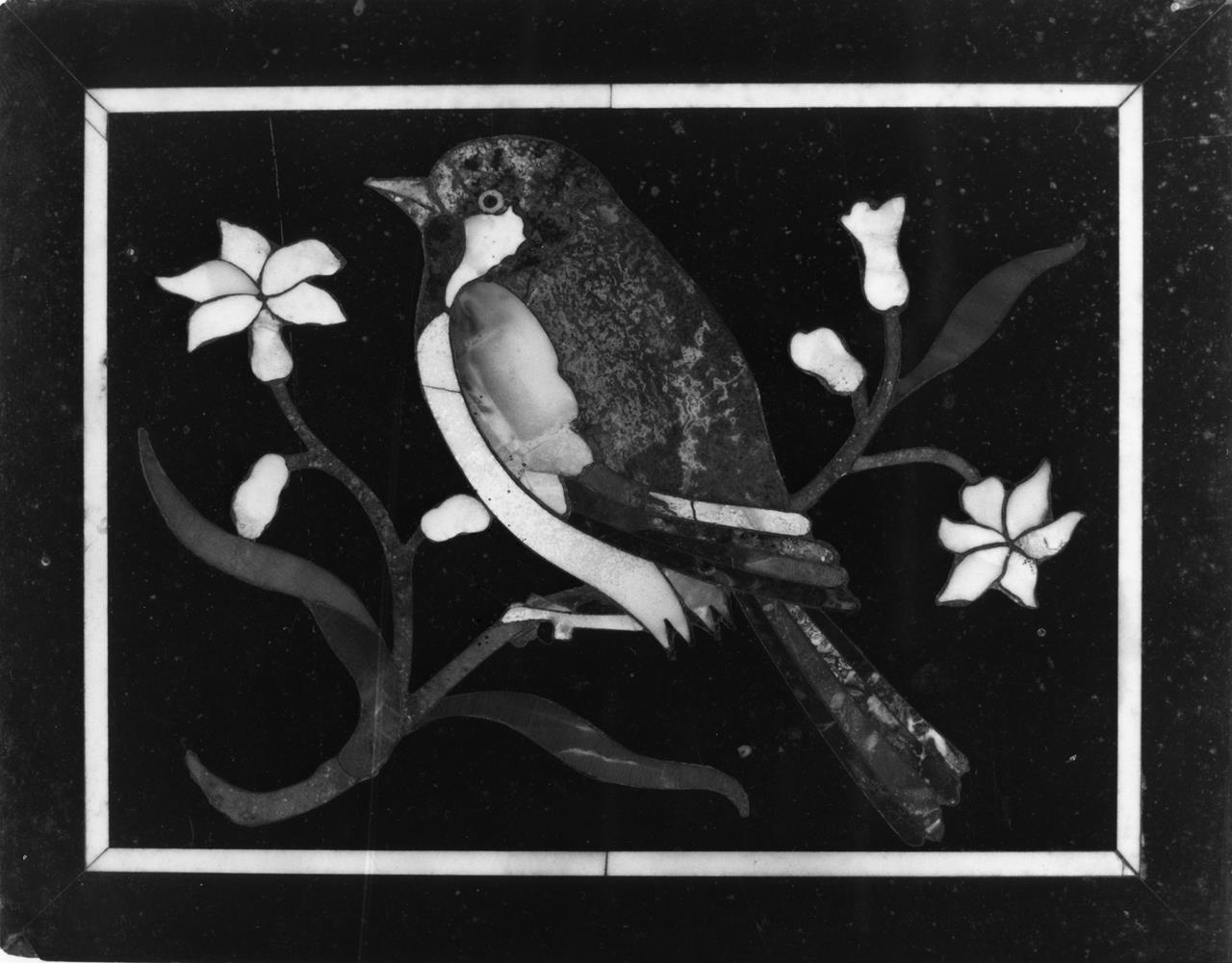 Uccello su ramo di fiori (formella) - manifattura granducale (ultimo quarto XVII)